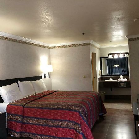 Travelers Inn Lax/론달 외부 사진