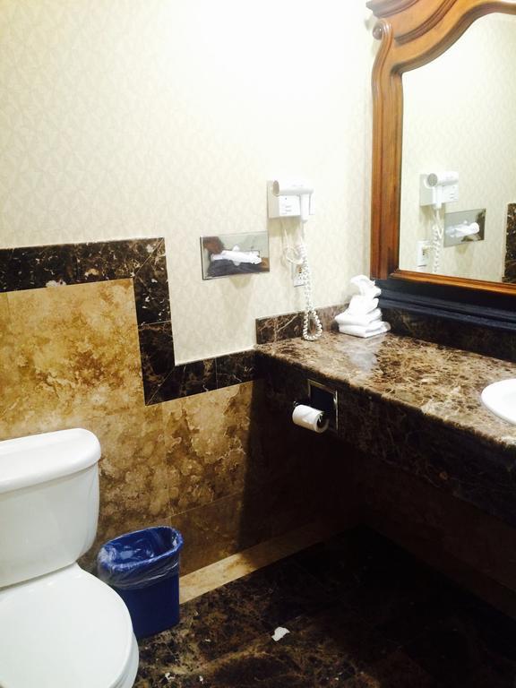 Travelers Inn Lax/론달 외부 사진