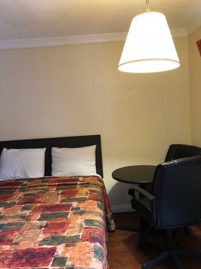 Travelers Inn Lax/론달 외부 사진