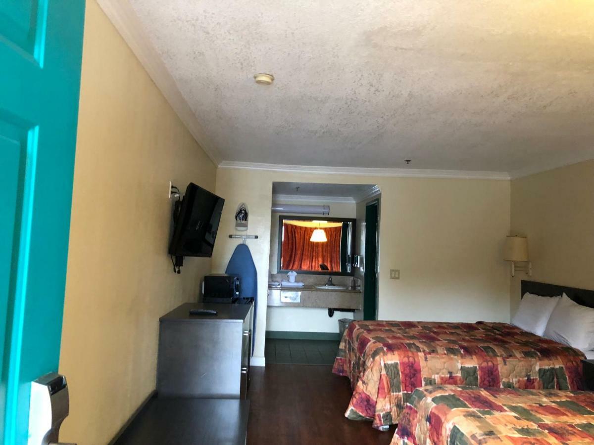 Travelers Inn Lax/론달 외부 사진
