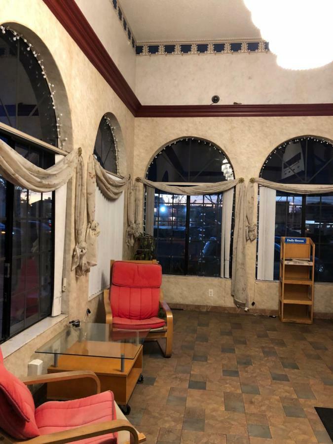 Travelers Inn Lax/론달 외부 사진